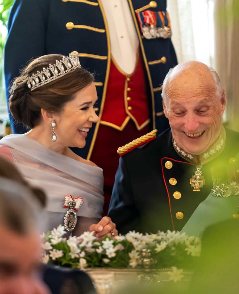 Su Majestad la Reina y el rey Harald conversan durante la cena de gala de la pareja real noruega celebrada en el Palacio Real de Oslo el 14 de mayo de 2024