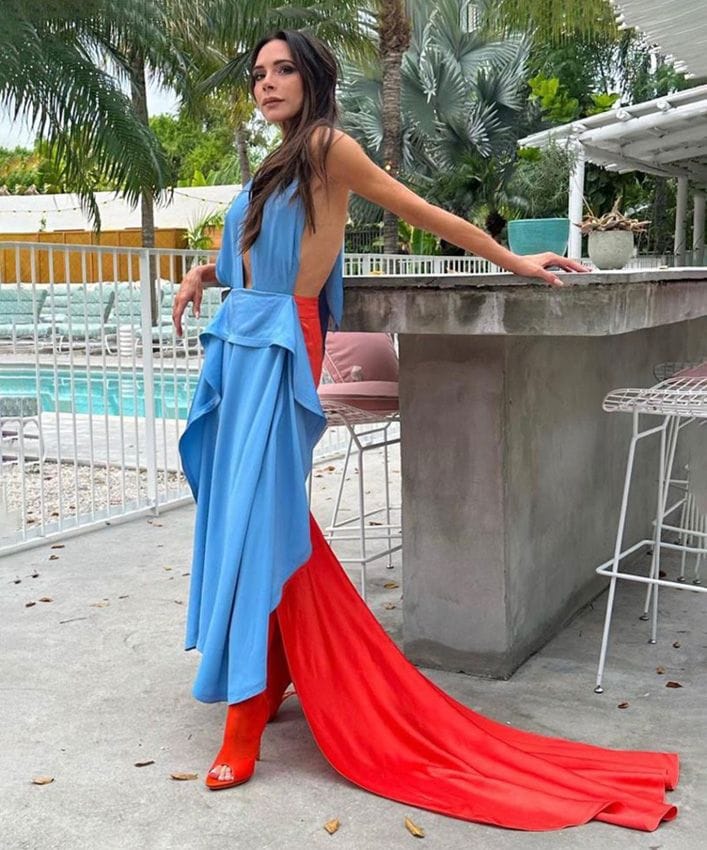 Victoria Beckham se viste de gala para relajarse en la piscina