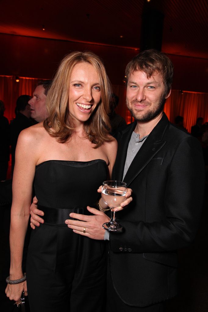 Plano medio de Toni Collette con su exmarido Dave Galafassi en una premiere en 2009