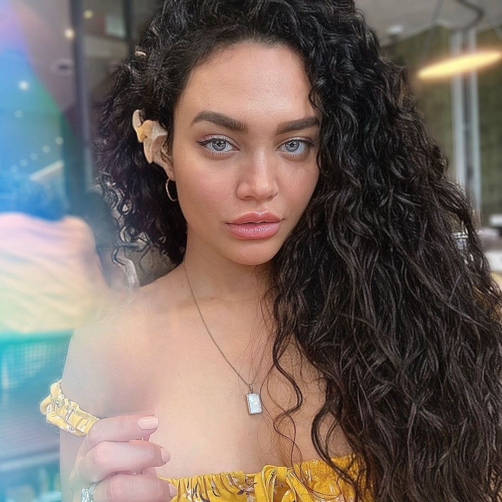 Primer plano de Chanel Maya Banks con pelo rizado