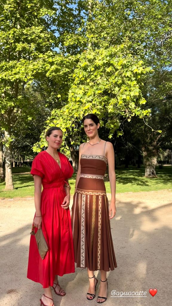 Sofía Palazuelo, la invitada perfecta con un vestido marrón de Jan Taminiau
