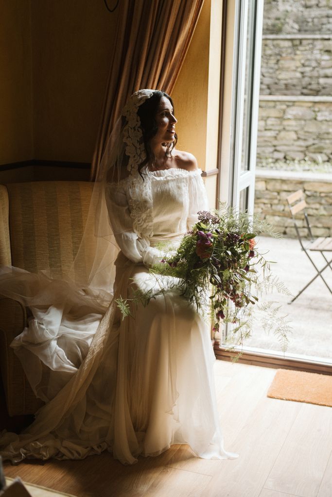Vestido de novia romántico con escote off the shoulders de Romancera