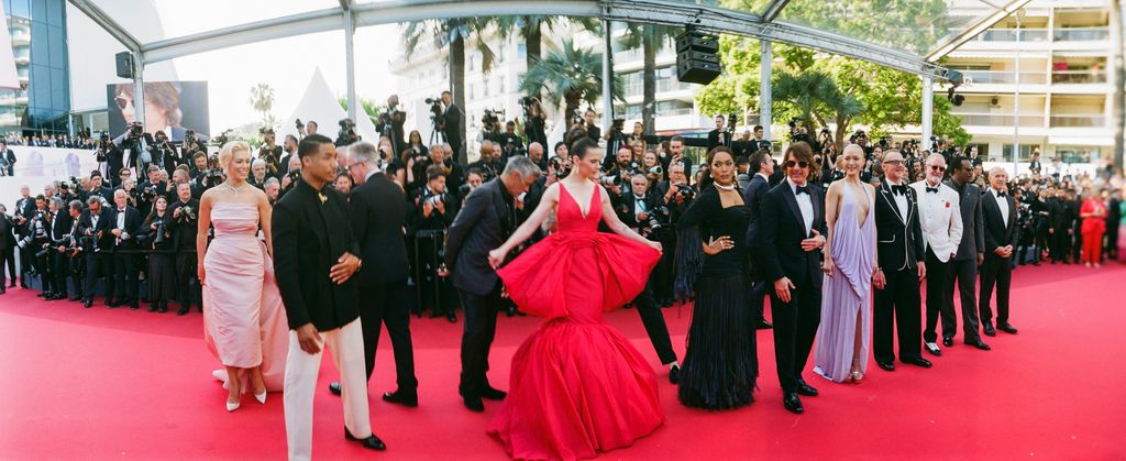 Hayley Atwell, Greg Tarzan Davis, Angela Bassett, Tom Cruise, Pom Klementieff, Christopher McQuarrie, Simon Pegg y Esai Morales en la premiere de "Mission Impossible - The Final Reckoning" en Cannes