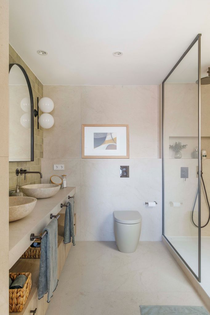 Baño moderno con dos lavabos. 