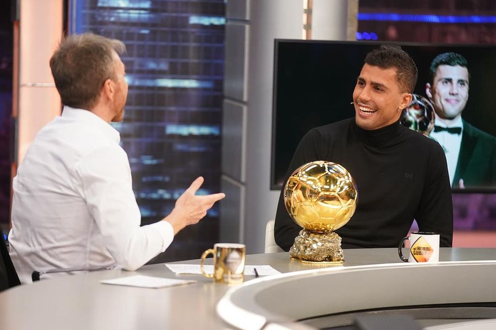 Plano medio de Rodri en El Hormiguero con Pablo Motos