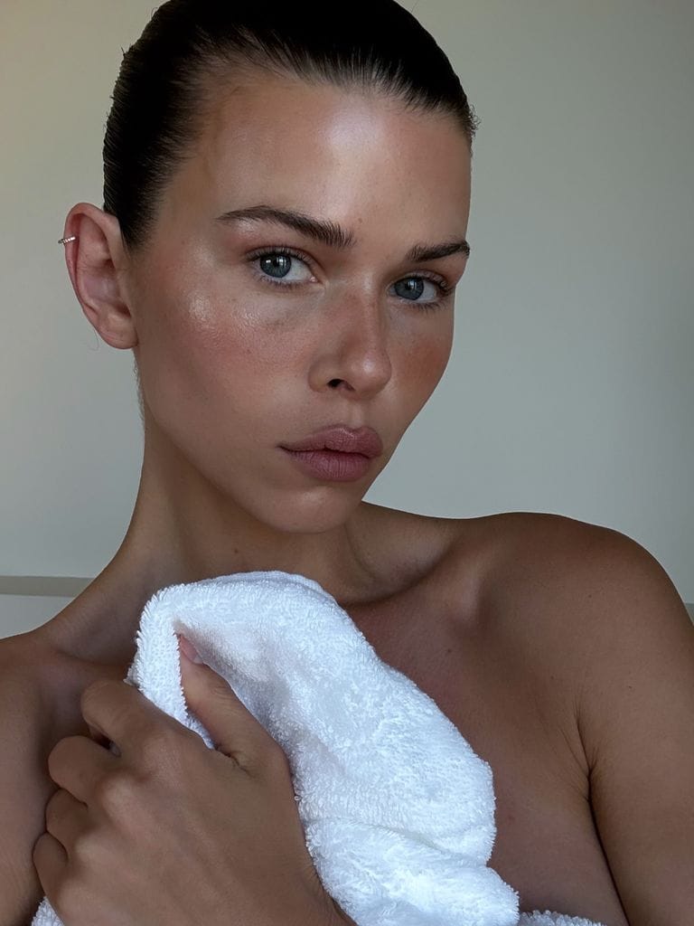 Georgia Fowler con la piel al natural y toalla blanca en la mano