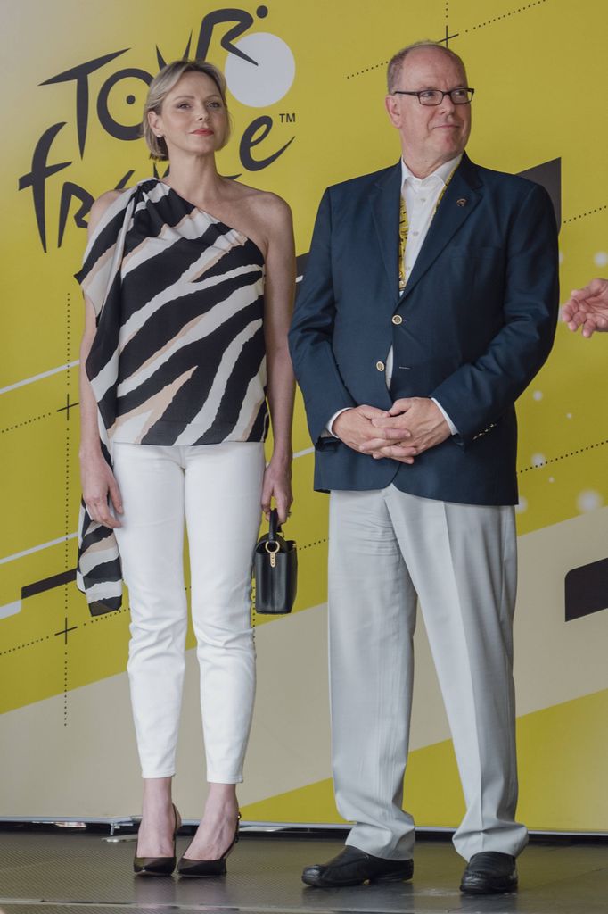Alberto y Charlene de Mónaco en una etapa del tour de Francia el 21 de julio de 2024