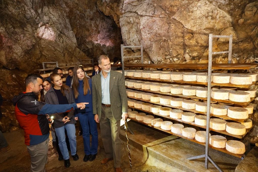 Familia real en la Cueva de Jorcadiellu, cueva de secado y curado del queso de Cabrales