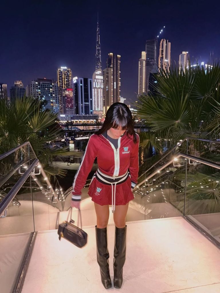 Aitana, con un 'look' de Off White posando con el Burj Khlaifa de Dubai