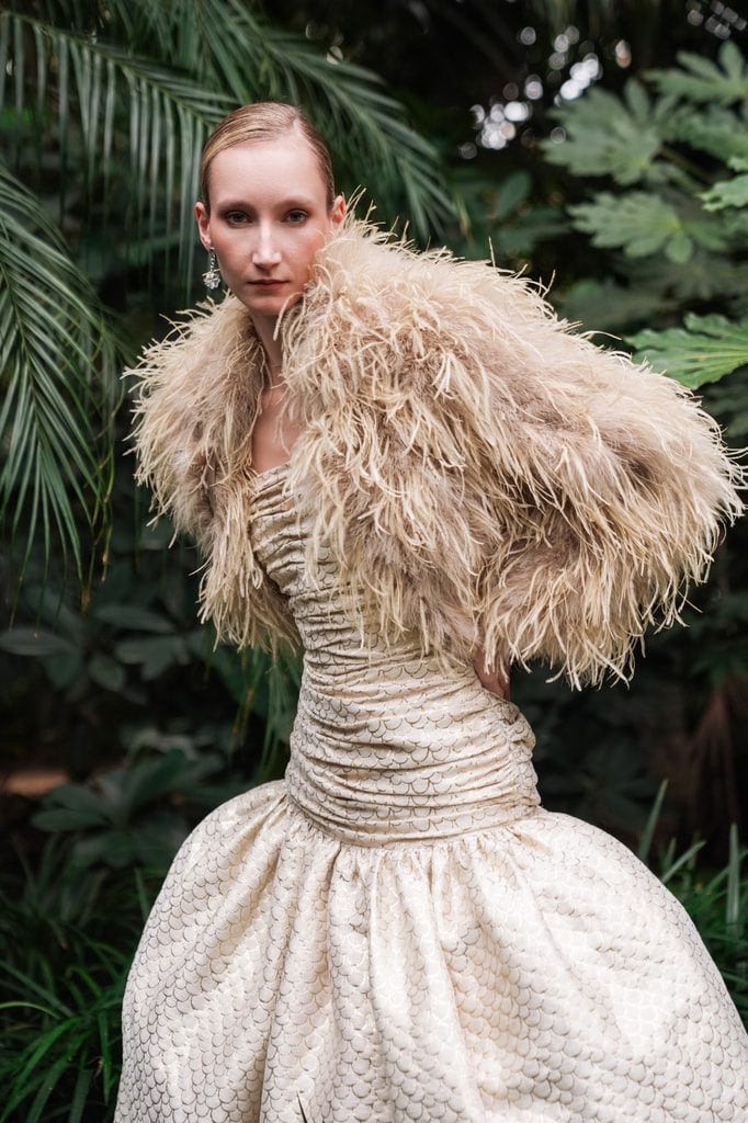 Vestido de novia palabra de honor drapeado de Mariano Moreno