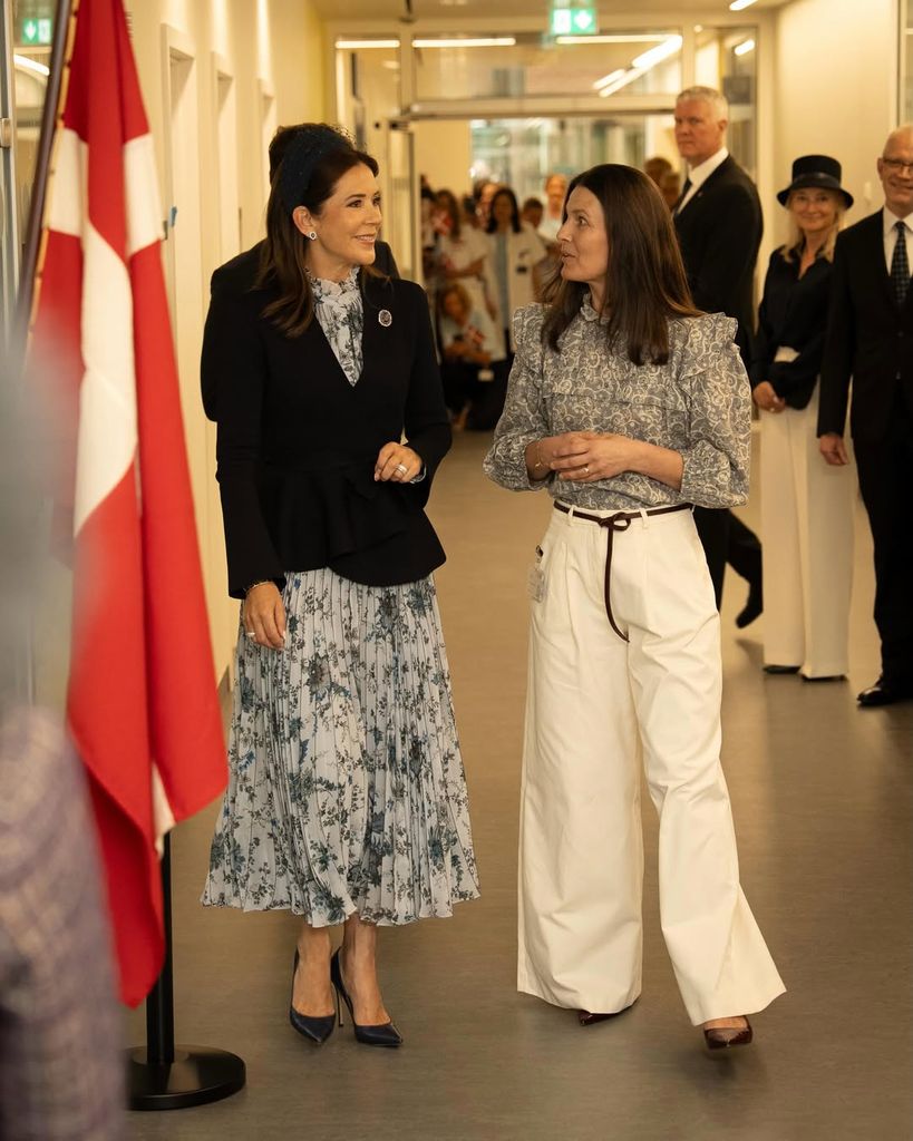 Mary de Dinamarca con un vestido de flores plisado y diadema