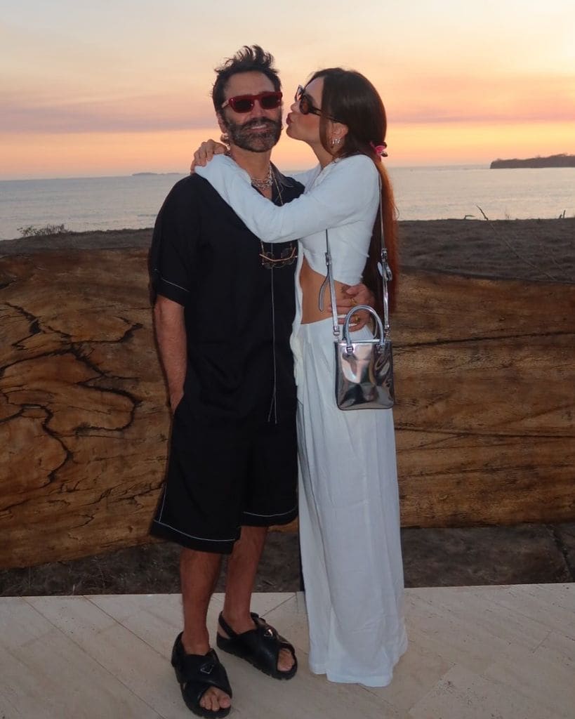 La pareja ya convive como un matrimonio; sin embargo, Alejandro dejó claro que sí quiere darle una boda a su novia.