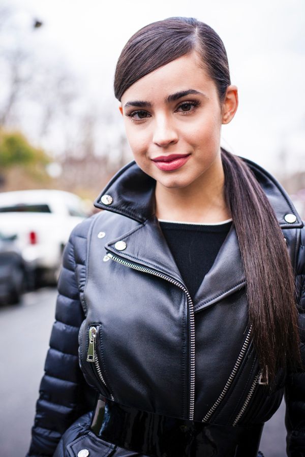 Sofia Carson opta por beauty looks naturales