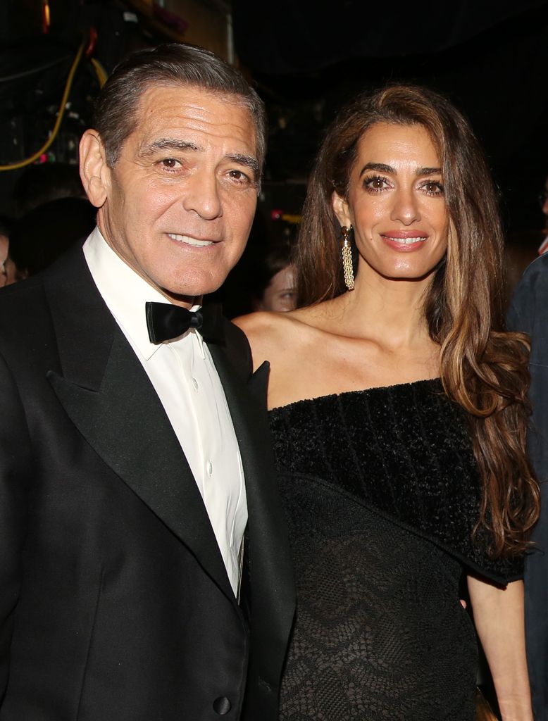 George Clooney con su esposa Amal y el pelo oscuro en su obra de teatro en Broadway, 'Good Night and Good Luck'