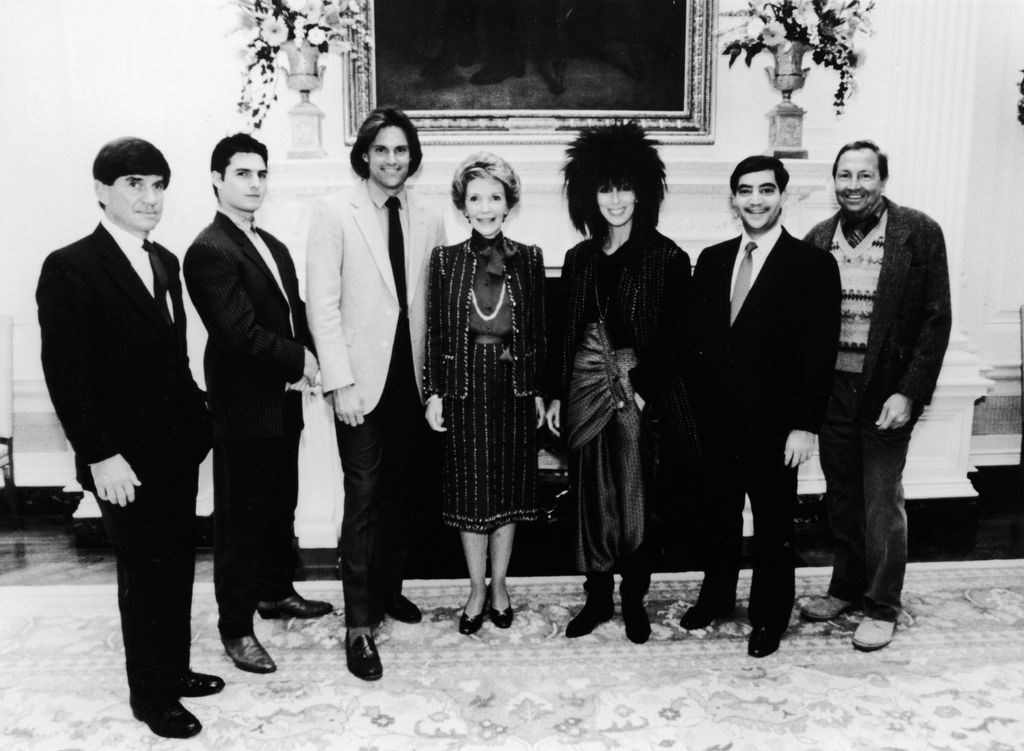 La primera dama Nancy Reagan posa en el centro con Chris Anderson, Tom Cruise, Bruce Jenner, Cher, Richard C. Strauss, y Robert Rauchenberg, en la Casa Blanca en Octubre de 1985