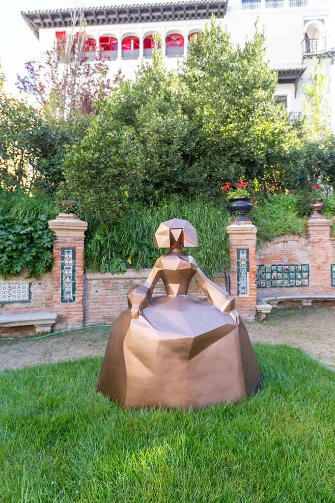 Jardín en el que el arte crea un punto focal muy atractivo