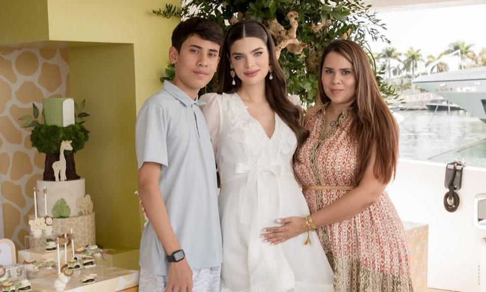 Nadia Ferreira y su hermana