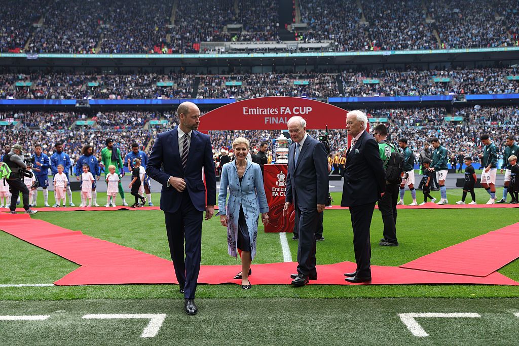 El príncipe Guillermo abandona el terreno de juego con Debbie Hewitt, presidenta de la Federación Inglesa de Fútbol (FA)