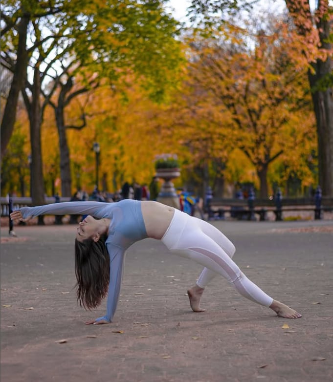 Mujer haciendo yoga al aire libre