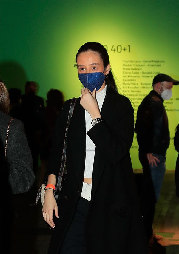 Victoria-de-Marichalar-con-pantalon-de-tiro-bajo-en-arco