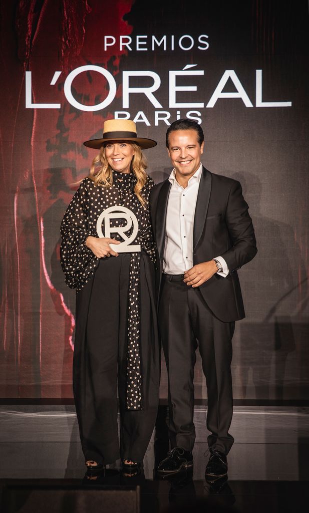 Arístides Figuera del Rosal, director de Comunicación de L’Oréal Paris para España y Portugal, ha entregado el premio "Tú Lo Vales" a la diseñadora Juana Martín