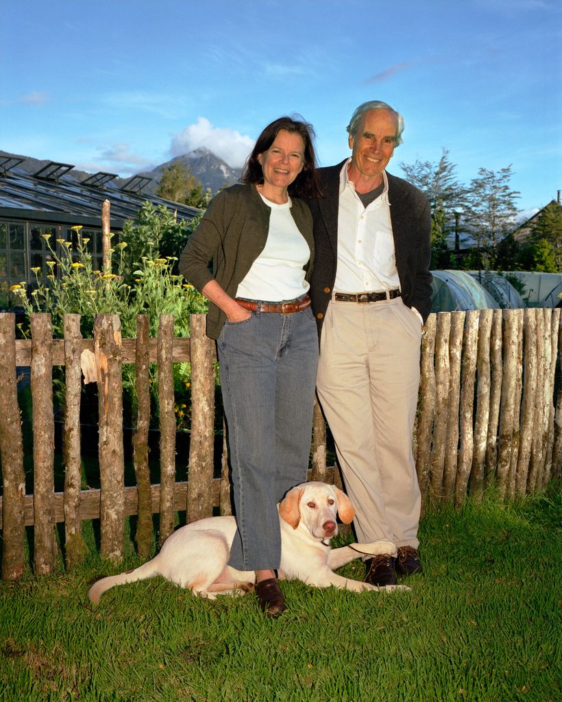 Douglas Tompkins y Kristine McDivitt Tompkins, en su casa de la Patagonia chilena junto a su perro