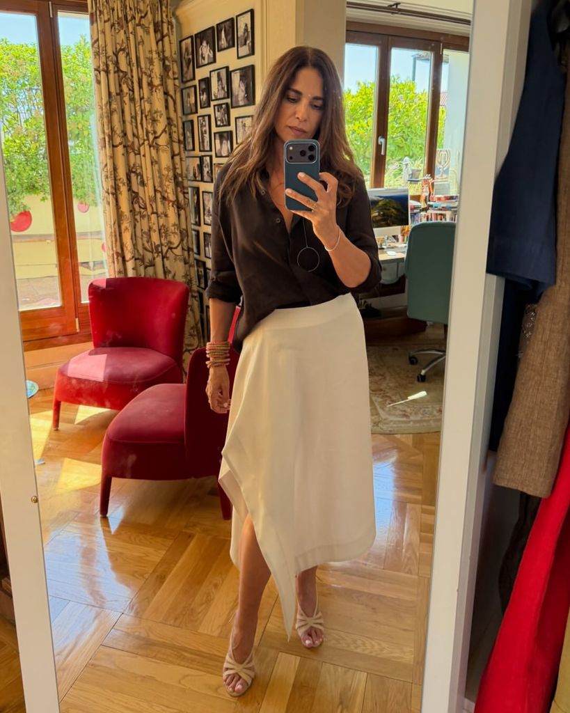 Mariló Montero comparte sus looks de verano antes de las vacaciones: conjuntos blancos de lino, vestidos cómodos y faldas asimétricas