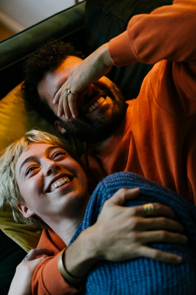 pareja tumbada