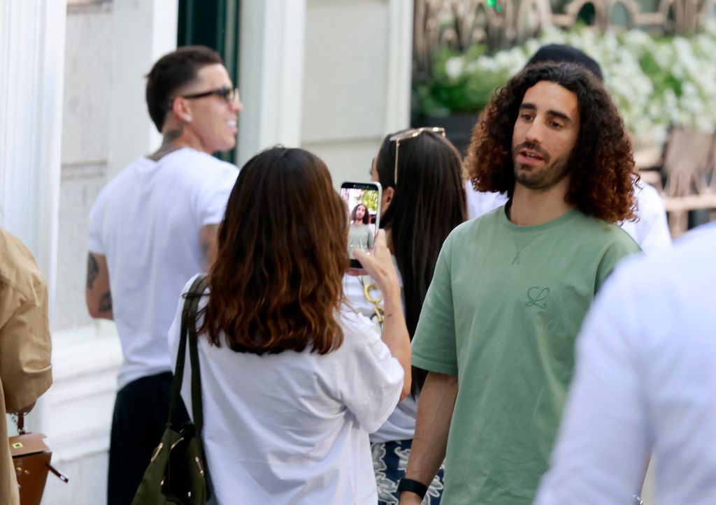 Marc Cucurella con su chica, paseando por Madrid