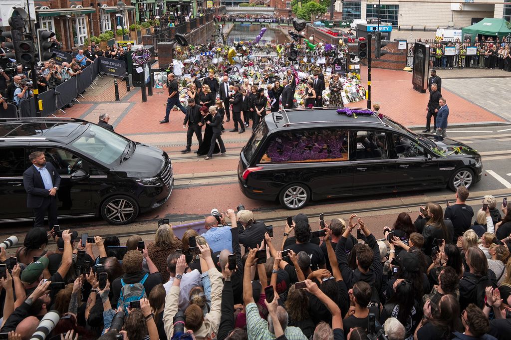 La familia de Ozzy osbourne se detuvo en el puente Black Sabbath