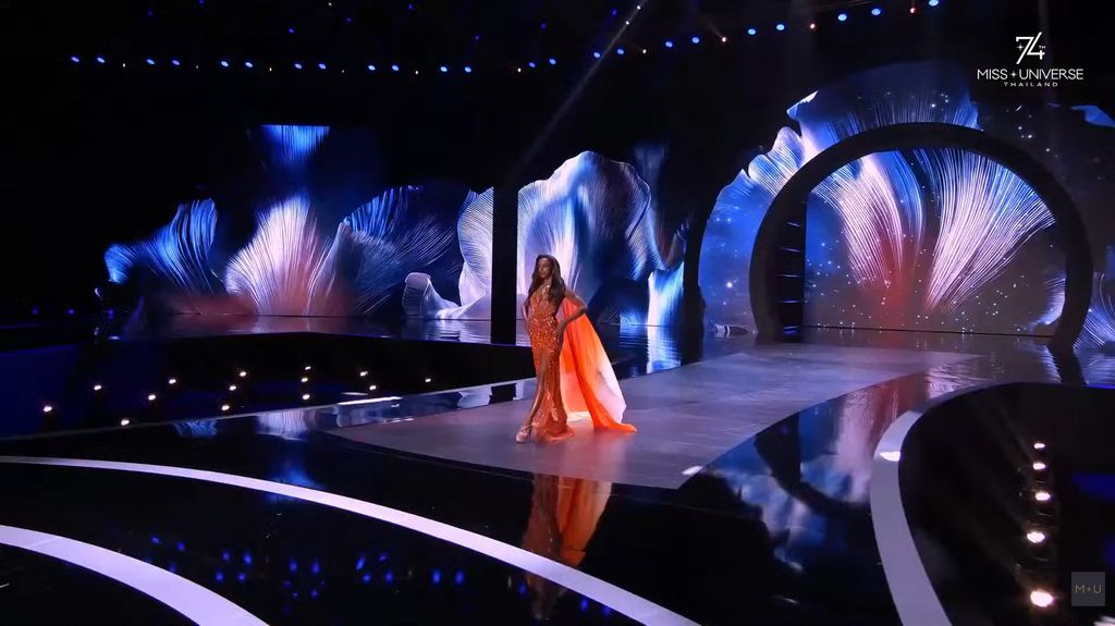 Miss Universe Jamaica desfiló con un vestido anaranjado