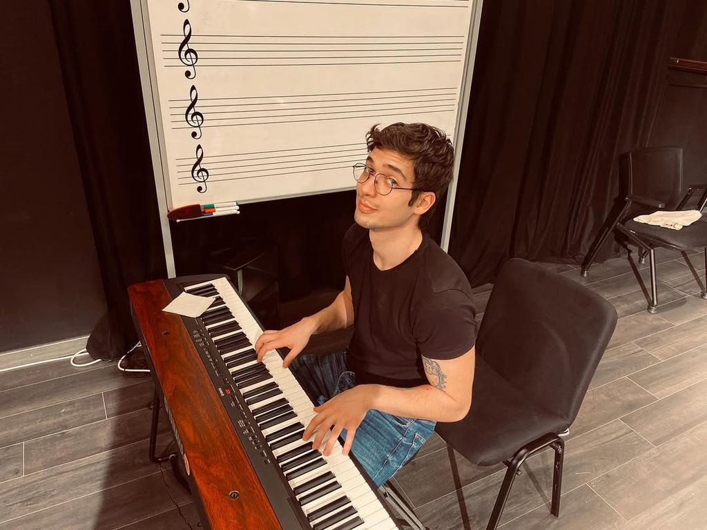 Demirhan toca el piano y el teclado