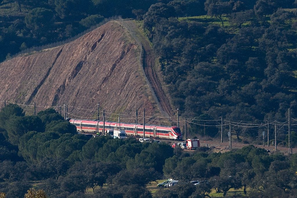 Vista del lugar del accidente ferroviario en Adamuz (Córdoba), donde permanecen los trenes siniestrados tras el descarrilamiento y el choqueThe crash happened on Sunday evening when a train operated by rail company Iryo travelling from Malaga to Madrid derailed near Adamuz, crossing onto the other track where it crashed into an oncoming train, which also derailed. (Photo by Jorge GUERRERO / AFP via Getty Images)