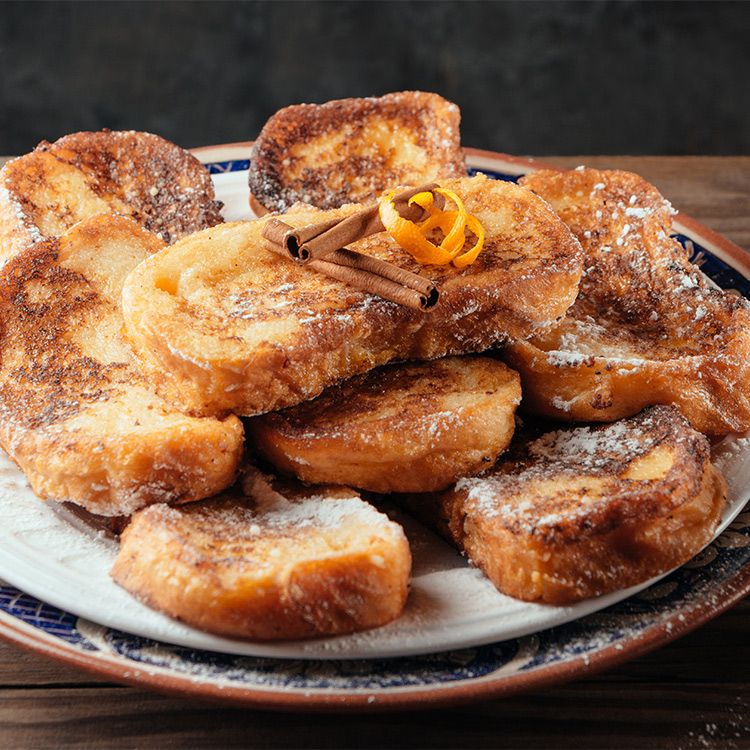 Fuente con torrijas tradicionales