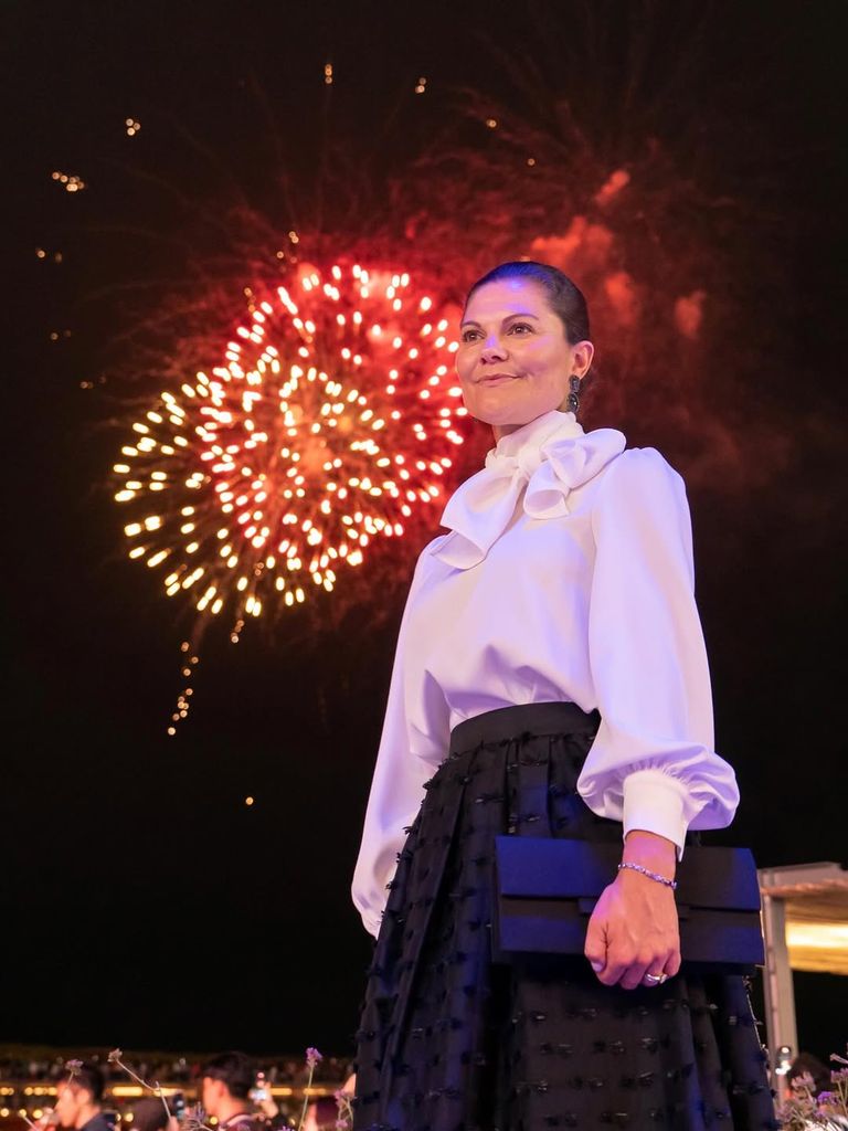 victoria de suecia blusa blanca lazo