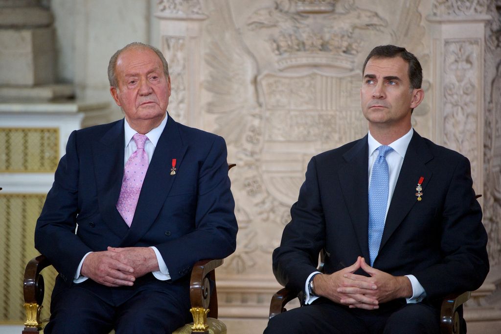 El rey Juan Carlos muy serio