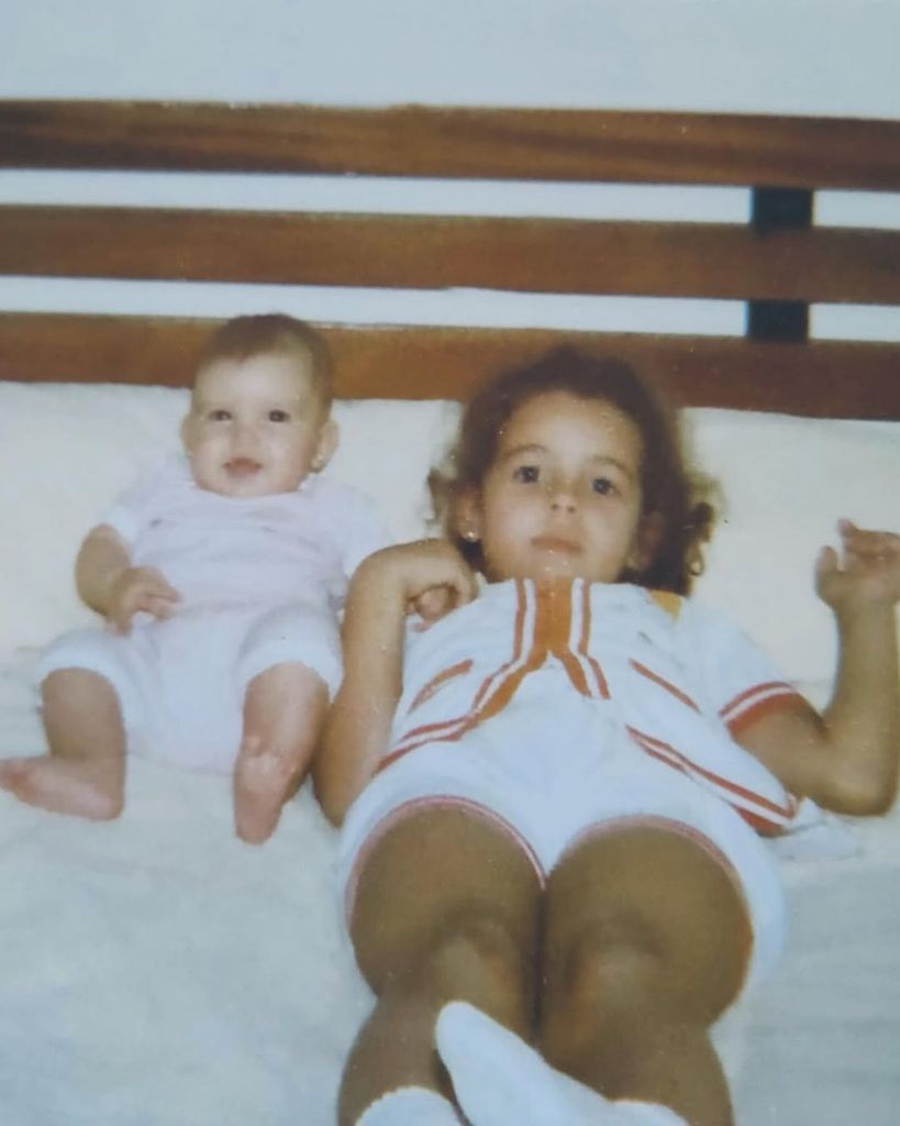 Eva González con su hermana María 