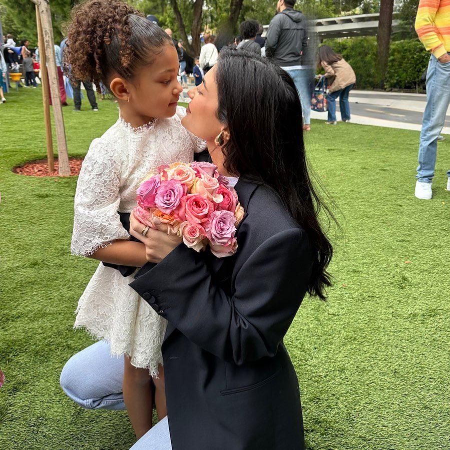 kylie jenner y su hija stormi