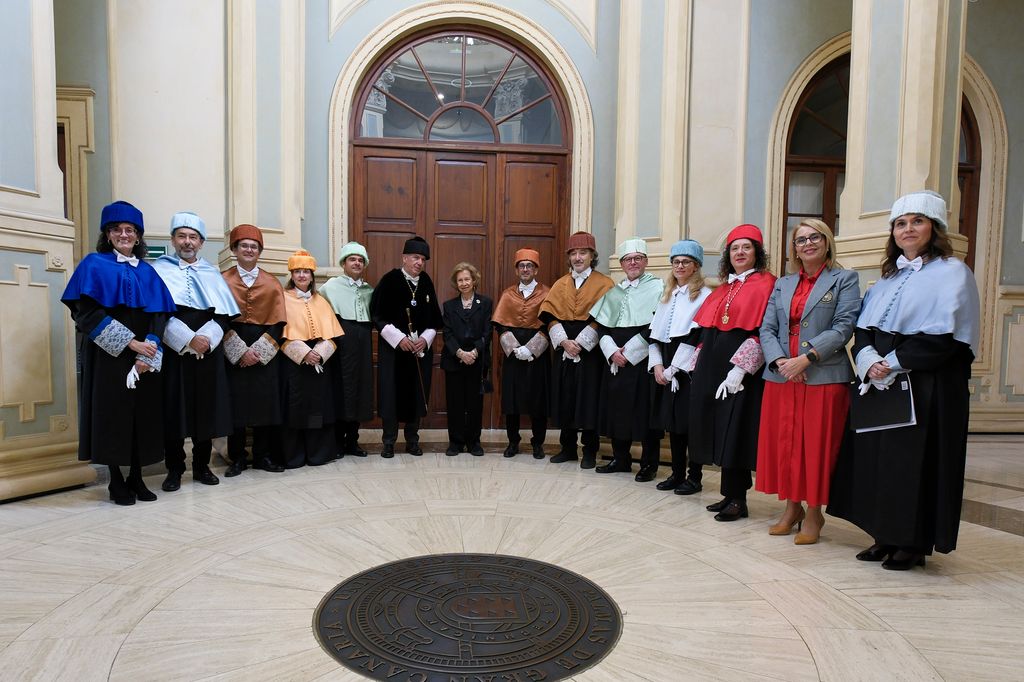 Doña Sofía posa con el equipo rectoral del centro académico canario
