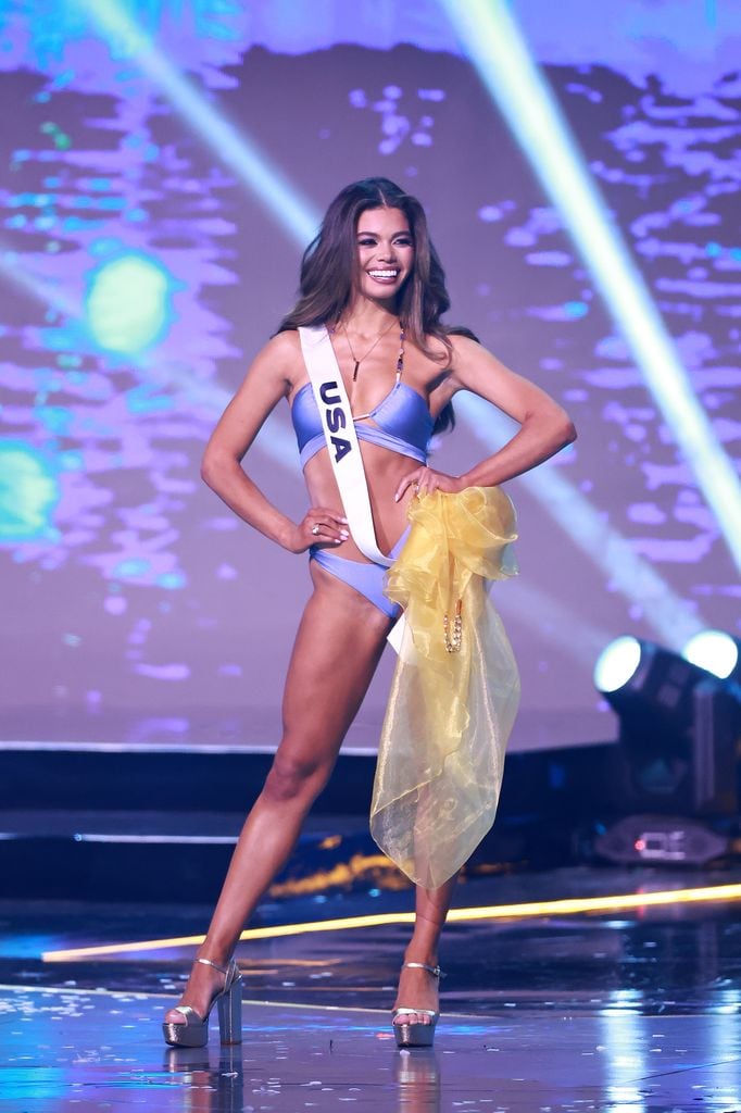 Plano entero de Alma Cooper, Miss United States, en el escenario