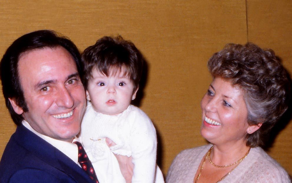 Manolo Escobar junto a su mujer, Anita, y su hija, Vanesa, en una imagen familiar tomada en Madrid en 1979, un año después de la llegada de la pequeña a sus vidas