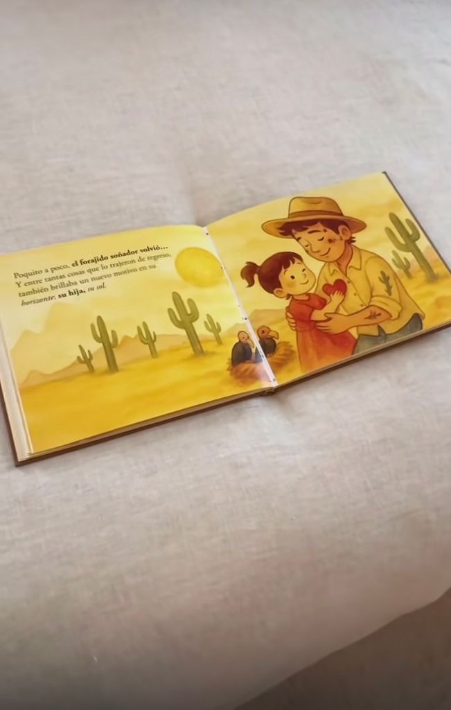 Nodal mostró además el cuento de 'El Forajido', inspirado en él y su hija Inti, a quien hace meses no ve.