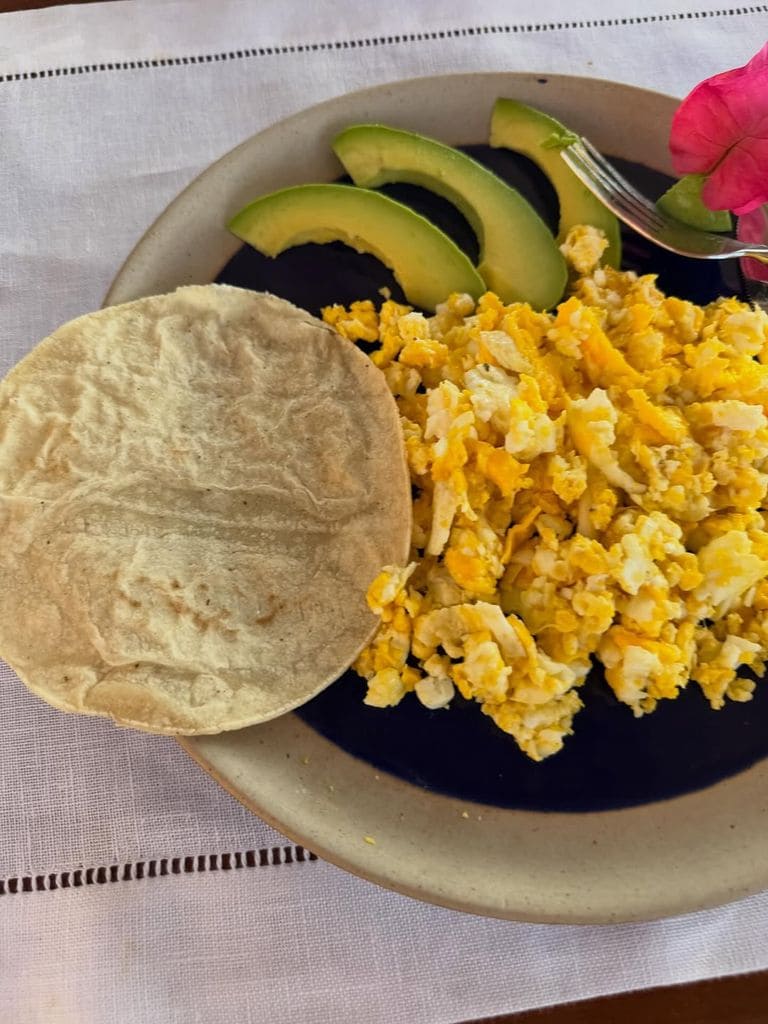 La gastronomía mexicana fue protagonista en este viaje. La hija de Carolina de Mónaco disfrutó de un desayuno tradicional con huevos revueltos, aguacate y tortillas de maíz hechas mano.