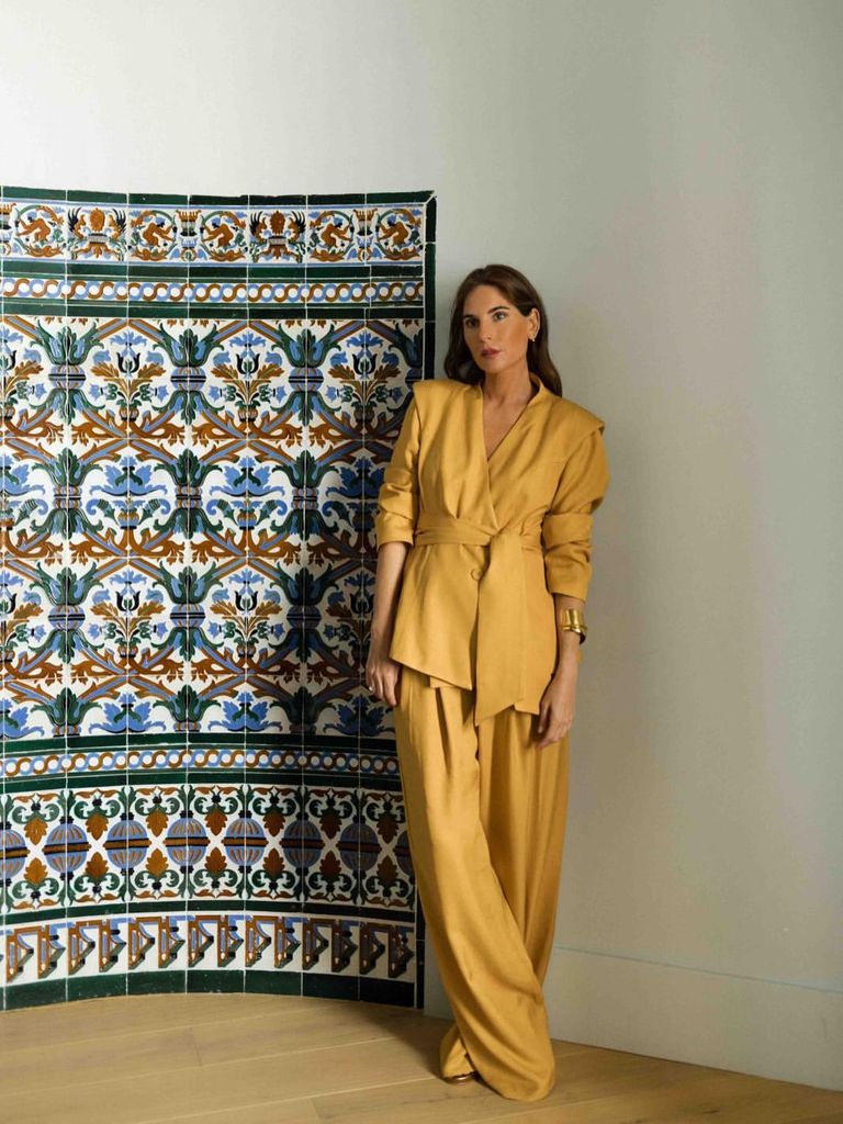 Lourdes Montes con el traje mostaza de su colección con Bimani.