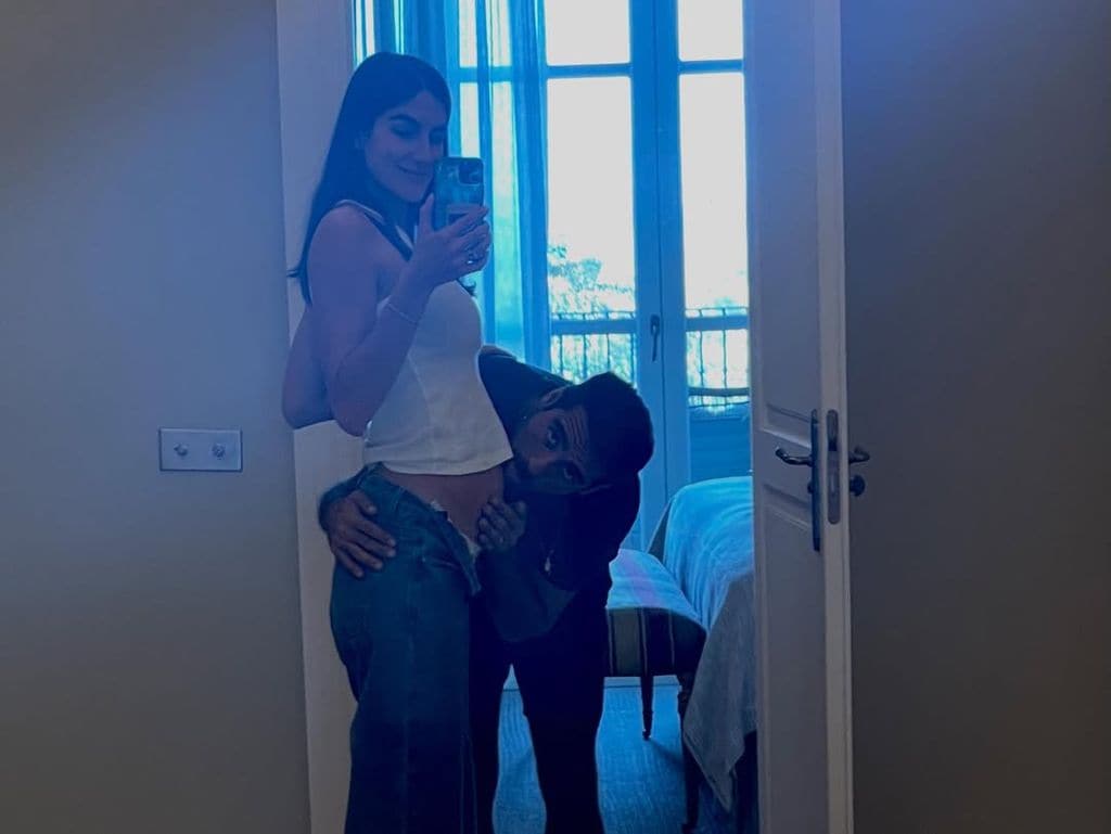 El locutor besa cariñosamente la tripita a su mujer 