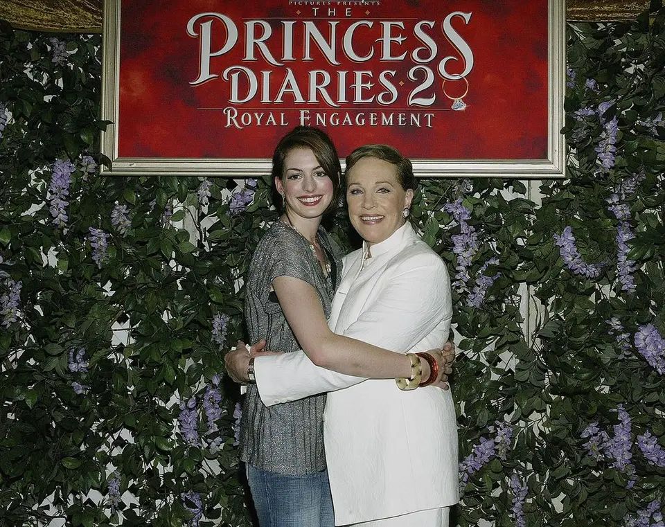 Anne Hathaway y Julie Andrews durante la premiere de 'Princesa por sorpresa 2' en 2004