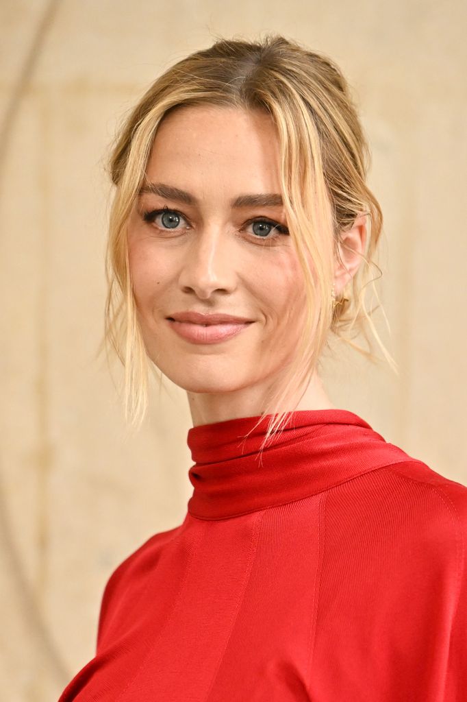 Beatrice Borromeo con un moño bajo despeiando y mechones fuera