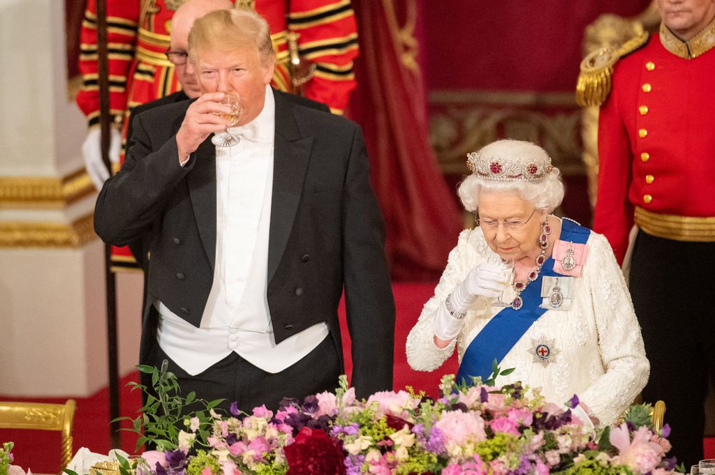 Plano medio de Donald Trump con la reina Isabel II brindando