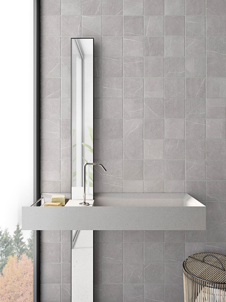 Pared de lavabo con porcelánico efecto mosaico