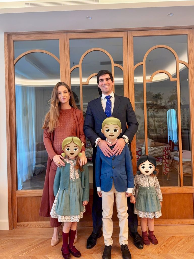 Alejandra Corsini junto a su marido y sus tres hijos mayores.